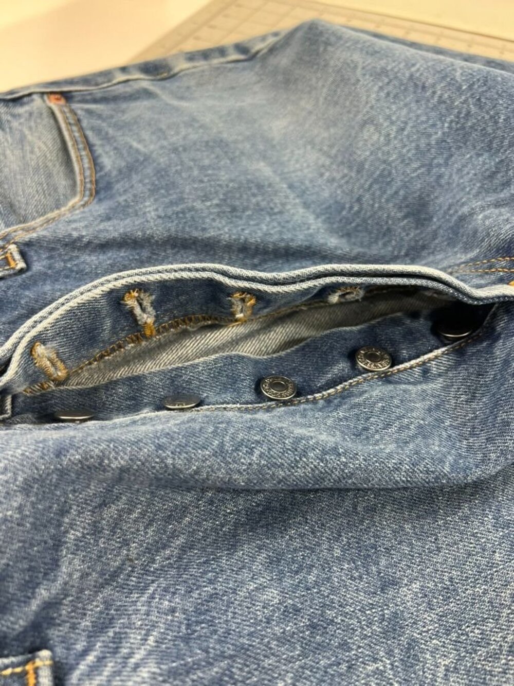 Levi’s 501 Men’s Blue Denim Jeans W38 L34 Straight Fit Classic Button Fly 36x31 - Picture 9 of 13